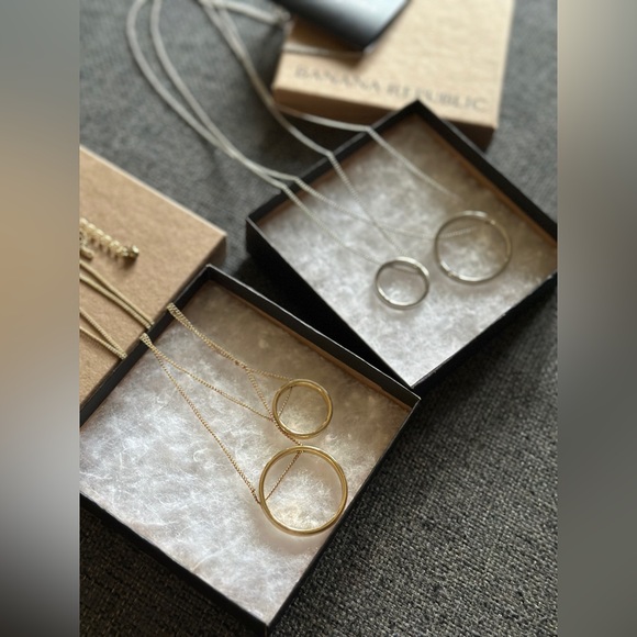 Banana Republic Gold Pendant Necklace - Picture 1 of 9